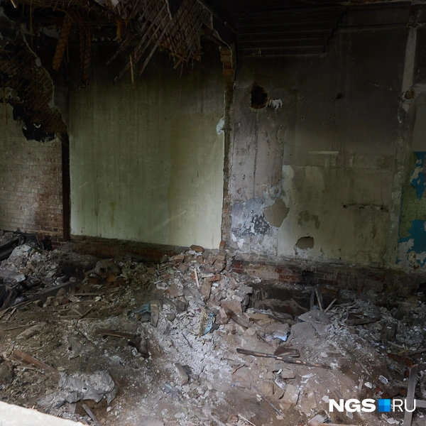 Дома постоянно горели, замечали местные, а новый собственник говорит, что сотрудники компании сами бегали их тушить | Источник: Александр Ощепков / NGS.RU