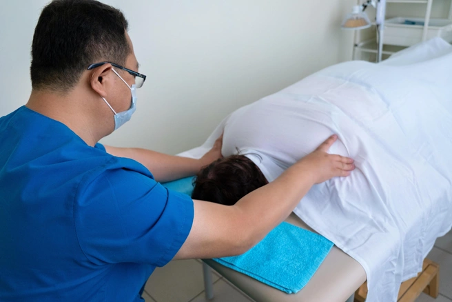 Врачи практикуют иглоукалывание, китайский массаж и другие проверенные временем техники | Источник: «Желтый Пион»