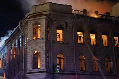 На Исаакиевской площади обрушилась крыша горящего здания