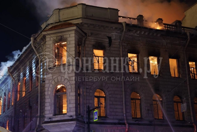 У горящего здания на Исаакиевской площади частично обрушилась крыша | Источник: Валентин Егоршин / «Фонтанка.ру»