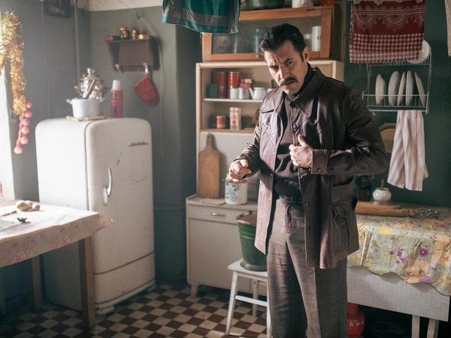 Атмосфера проекта переносит зрителей в прошлое. | Источник: кадр из сериала «Дорогой Вилли» (18+), реж. Владимир Щегольков, KION, 2025 год