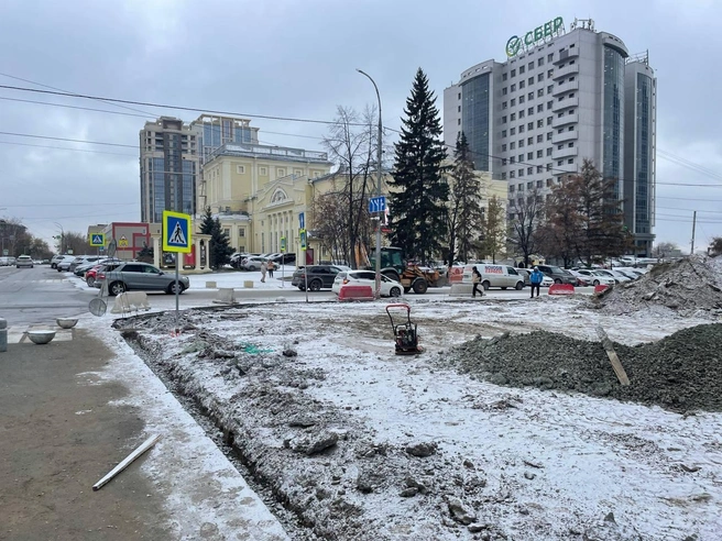 На территории заметны строительный мусор и насыпи грунта | Источник: Александр Ощепков / NGS.RU