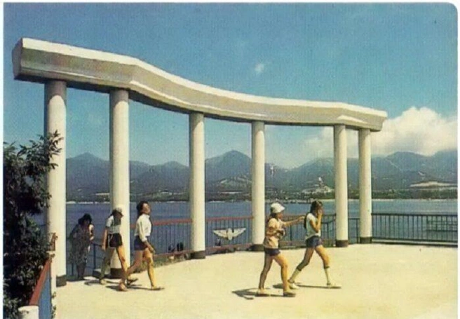 Выход на набережную в районе пионерского лагеря «Экспресс», 1985–1986 годы | Источник: В. Цоффки