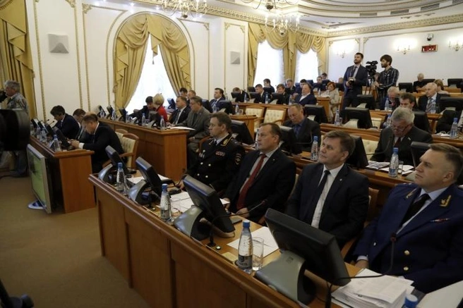 На заседании областной думы в прошлом году против перехода к одноглавой системе были только представители оппозиционных партий | Источник: пресс-служба губернатора