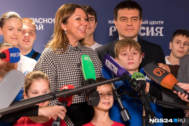 Сложно улыбаться, когда тебя закрыли микрофоном | Источник: Мария Ленц / NGS24.RU