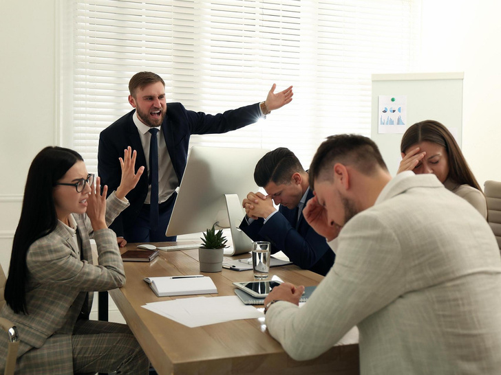 Токсичный босс: 6 признаков, что начальник нарушает ваше личное пространство
