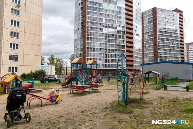 Дома нависают над небольшим клочком свободной земли | Источник: Мария Ленц / NGS24.RU