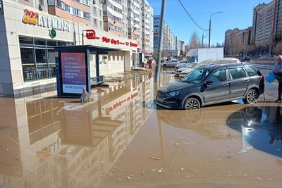 Дорогу у «Деревни Универсиады» в Казани затопило, пострадали мусорка и автомобили