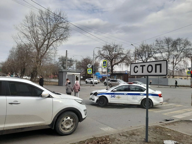В ГАИ сначала заверили, что спецмашина включила проблесковые маячки и звуковой сигнал, а затем заявили, что обстоятельства еще устанавливаются | Источник: Южноуральская панорама / t.me