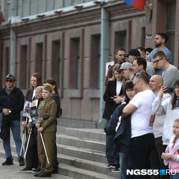 Кто-то решил и парад посмотреть, и к «Бессмертному полку» подготовиться | Источник: Евгений Софийчук / NGS55.RU