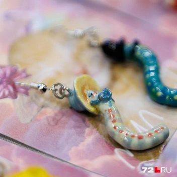 Как и совершенно очаровательные сережки-гусенички | Источник: Ирина Шарова / 72.RU