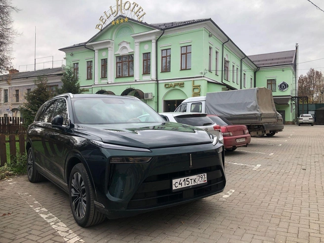 Wey 07 — гибрид последовательно-параллельный. Его 150-сильный бензиновый мотор на трассовых скоростях может подключаться к колесам напрямую через двухступенчатую трансмиссию. Электрическая мощность — 517 л. с., батарея — 42,5 кВт·ч | Источник: Артем Краснов