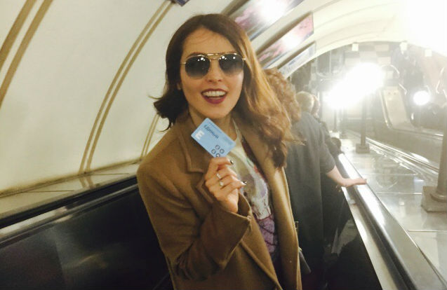 Сати Казанова с проездным билетом в московском метро