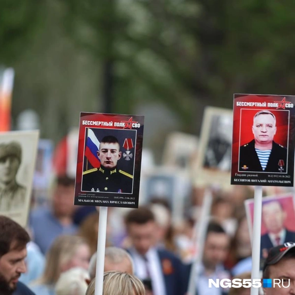 Портреты военных, погибших на СВО, немного выделяются на общем фоне | Источник: Евгений Софийчук / NGS55.RU