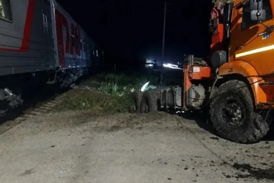 Грузовик столкнулся с поездом на переезде в Сахалинской области