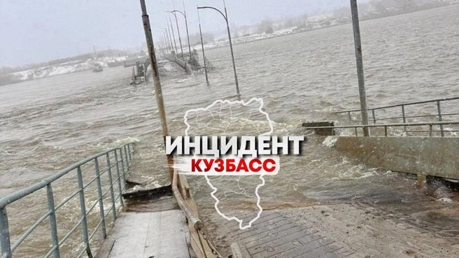 Жители в соцсетях сообщали, что под воду ушли сразу несколько пролетов | Источник: Инцидент Кузбасс / Telegram