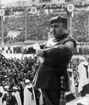 Диктатор Франко влиял на испанский футбол: национализировал один гранд и спасал другой