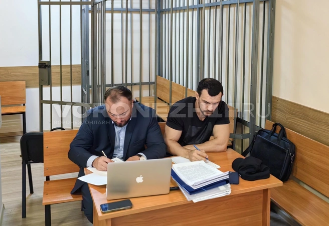 Дмитрий Наумовский (справа) со своим адвокатом во время одного из судебных заседаний | Источник: Андрей Пашинский / Voronezh1.ru