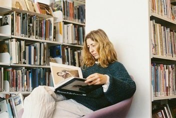 6 книг про отношения с собой и другими, которые стоит прочитать этой зимой: выбор Psychologies