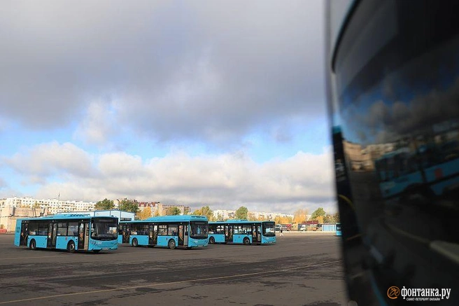 Петербуржцам добавят автобусов до кладбищ на Радоницу | Источник: Сергей Михайличенко / «Фонтанка.ру»