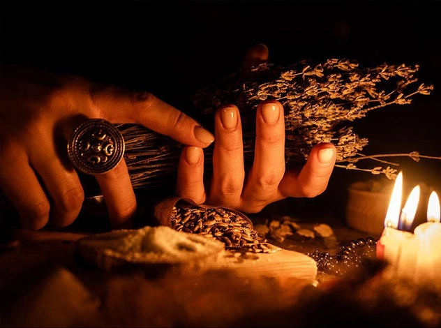 В Таджикистане будут наказывать клиентов гадалок