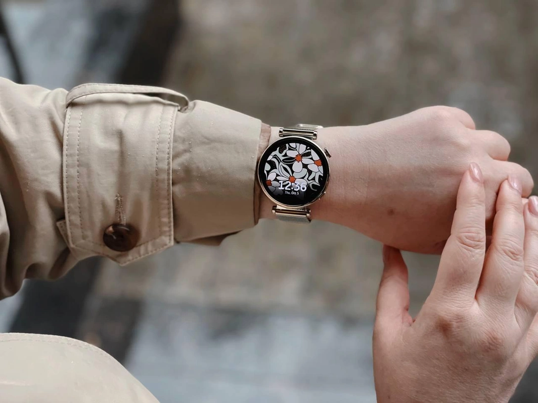 Модный эксперимент: редакция протестировала смарт-часы при создании разных образов | marieclaire.ru