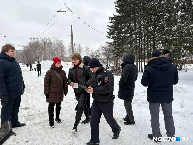 Арсения сначала попросили показать паспорт, а потом отвели к машине | Источник: Мария Лобанова / NGS70.RU 