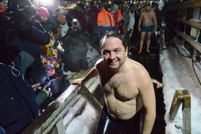 Чибис присоединился к крещенским купаниям в Мурманске