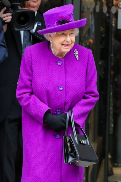 Ей фиолетово! Бодрая и довольная Елизавета II вышла в свет после того, как лишила Гарри и Меган «королевского» бренда