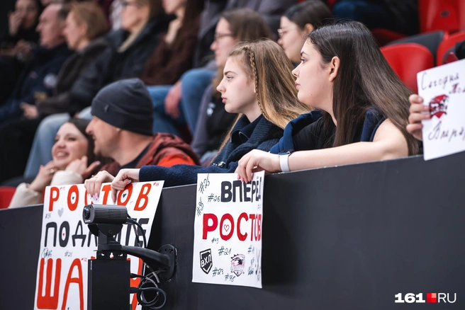 Болельщики приходят поддержать команду даже в рабочие дни | Источник: Евгений Вдовин / 161.RU
