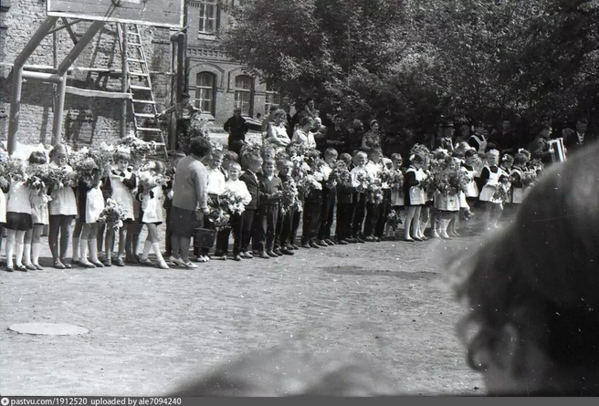 1969 год, линейка в школе № 17 | Источник: Владимир Шириня / pastvu.com