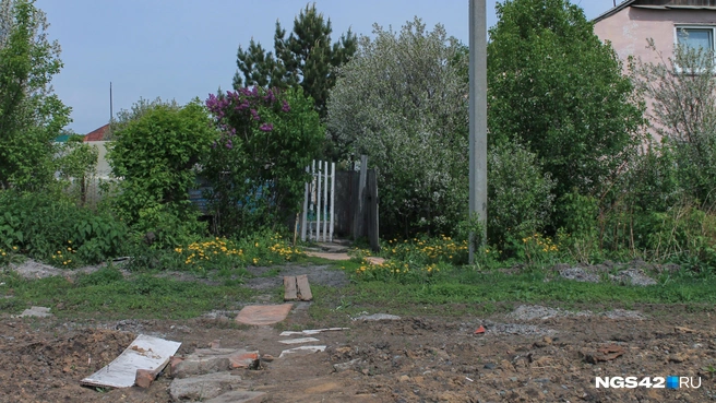 Далеко не все участки на улице успели благоустроить | Источник: Лера Городецкая / NGS42.RU