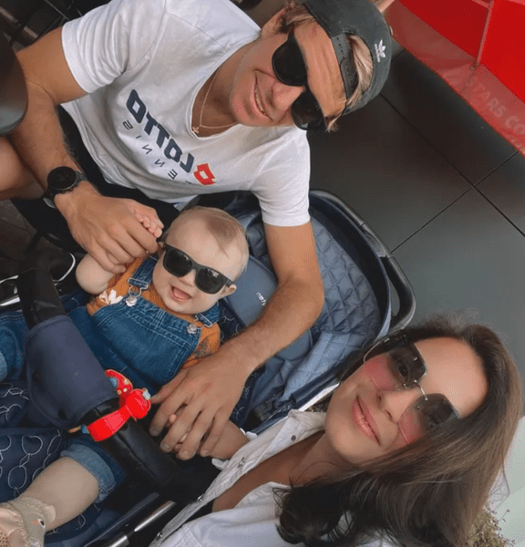 Растет будущий спортсмен: Аделина Сотникова сводила годовалого сына на хоккей