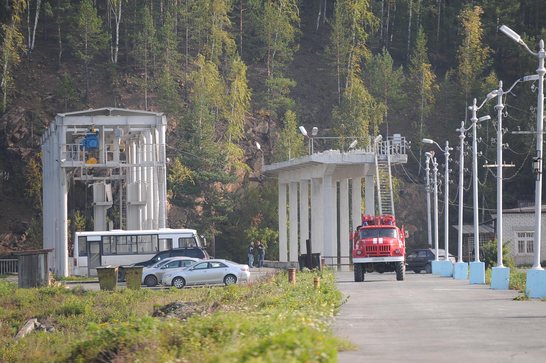 Жители поселка Флюс под Екатеринбургом три года вынуждены делать крюк в 20  километров из-за закрытой дороги - 11 июня 2021 - Е1.ру