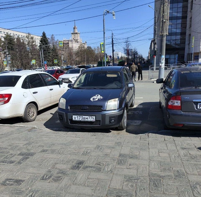 Водитель Ford встал точно на пешеходный переход около ЮУрГУ. Скорпион на капоте сделал «фейспалм» клешней | Источник: читатель 74.RU