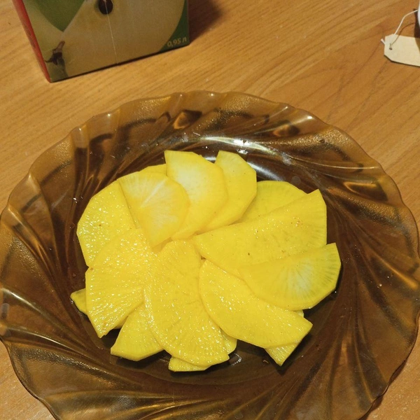 Маринованный дайкон&nbsp;— овощ становится таким желтым из-за маринада | Источник: Фанатка Южной Кореи / Telegram