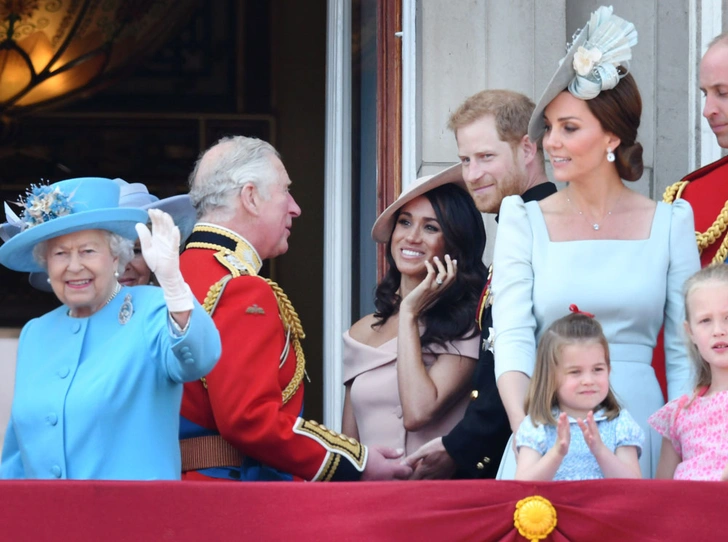 От Дианы до Кейт Миддлтон: самые яркие «балконные» кадры Trooping The Colour