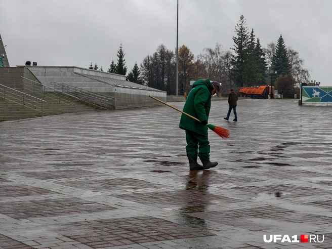 С метлой да под дождем | Источник: Булат Салихов / UFA1.RU