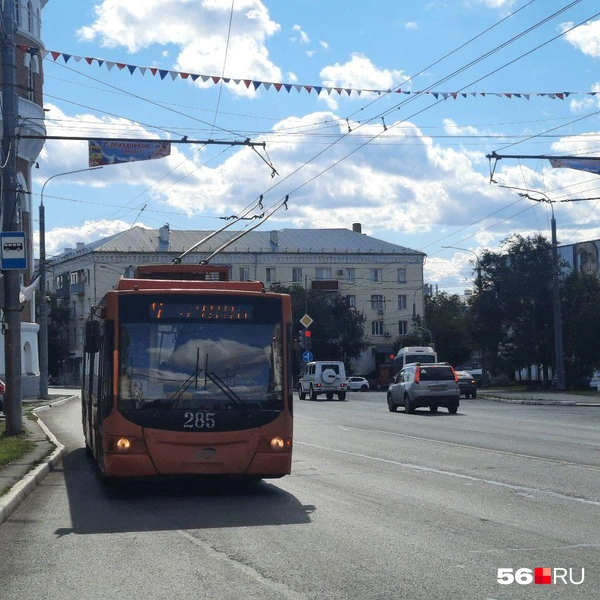 Троллейбус старого типа притормаживает у остановки «ОГУ» | Источник: Анастасия Баринова / 56.RU
