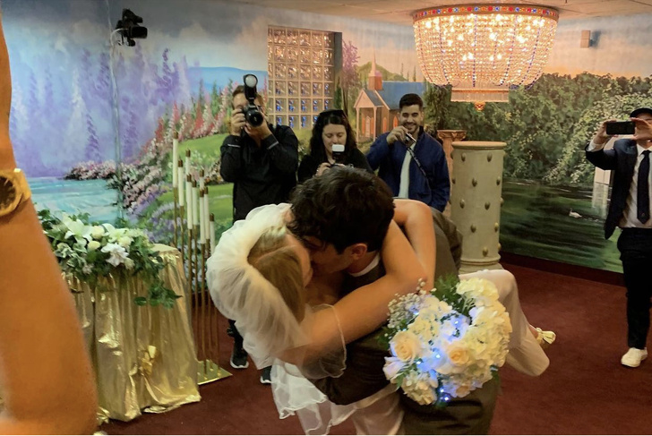 Из неизданного: Софи Тернер поделилась новыми свадебными фото в годовщину церемонии. И они сумасшедшие