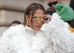 Дженнифер Лопес удивила всех каре на показе Schiaparelli в Париже