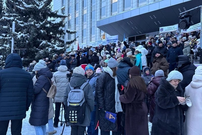 Tyumen city hall square fenced off as crowd gathers