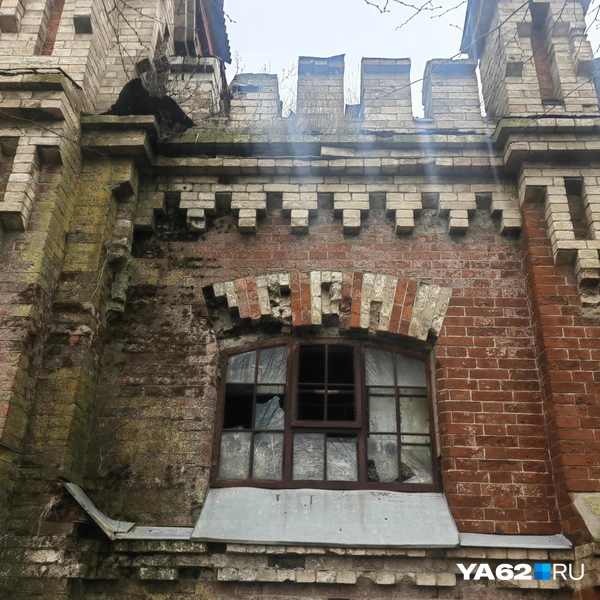 Издали здание кажется красивым, но, приблизившись к нему, видишь следы разрушения | Источник: Кристина Мельникова / YA62.RU