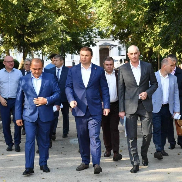 Губернатор региона во время рабочего объезда | Источник: пресс-служба губернатора и правительства Омской области
