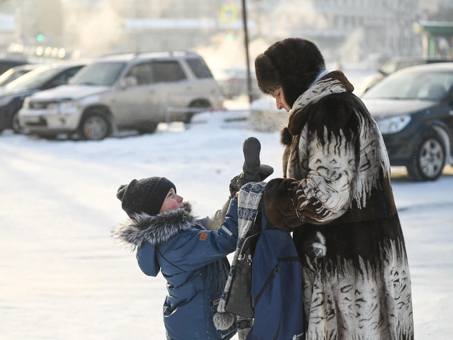 По прогнозам синоптиков, в Екатеринбурге температура составит от -23 до -26°C, а потепление ожидается после 10 утра. | Источник: Артем Устюжанин / E1.RU