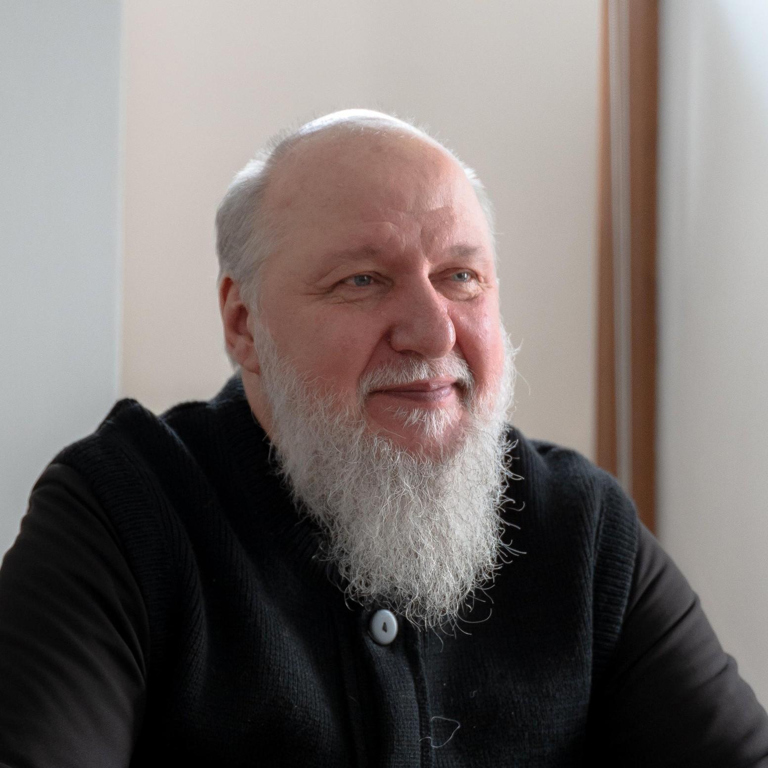 <p>отец Алексей</p>