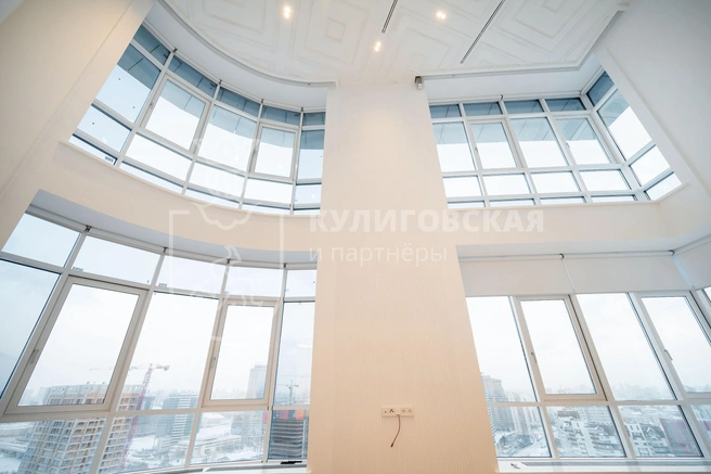 Высота потолка в гостиной — восемь метров | Источник: «Кулиговская и партнеры»