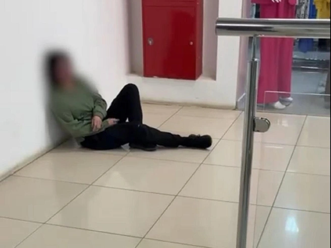 Зеленка попала на голову и руки несчастной | Источник: t.me/vlg_crime