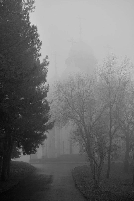 Видны лишь очертания храма | Источник: Александр Киреев