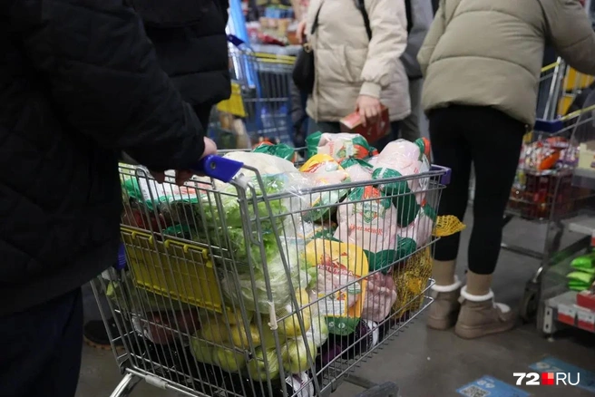 Интересное содержание тележки одного из покупателей  | Источник: Ирина Шарова / 72.RU 